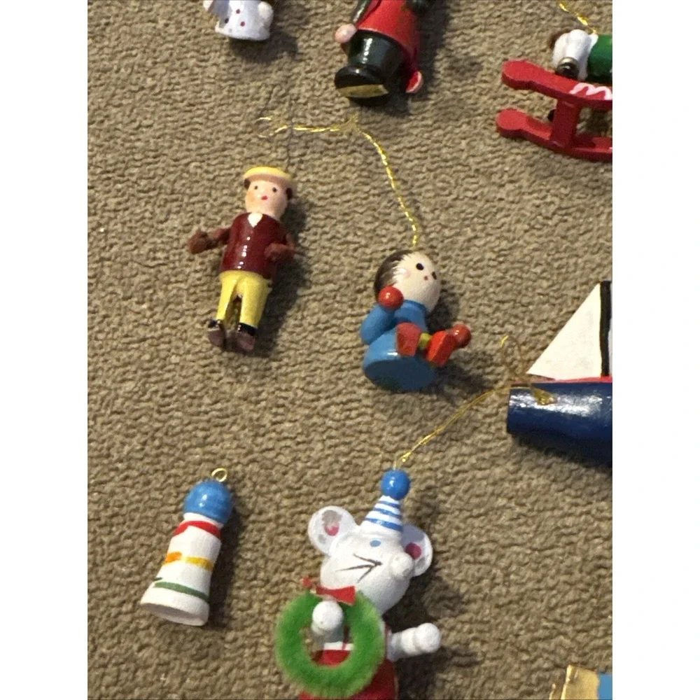 Vintage Lot of 33 Miniature Wooden Christmas Tree Holiday Ornaments (TD)